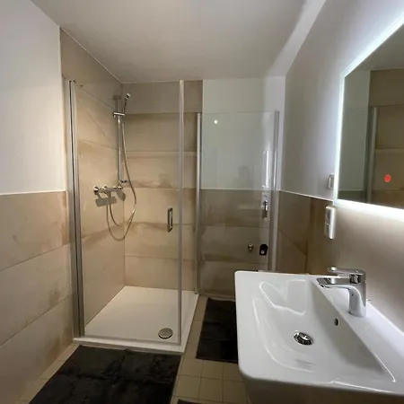 Offene Mit Zwei Einzelbetten Und Schlafzimmer Mit Doppelbett *