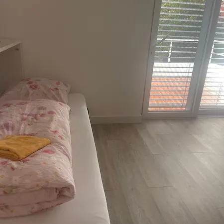 Offene Mit Zwei Einzelbetten Und Schlafzimmer Mit Doppelbett Apartment Koelkebeck